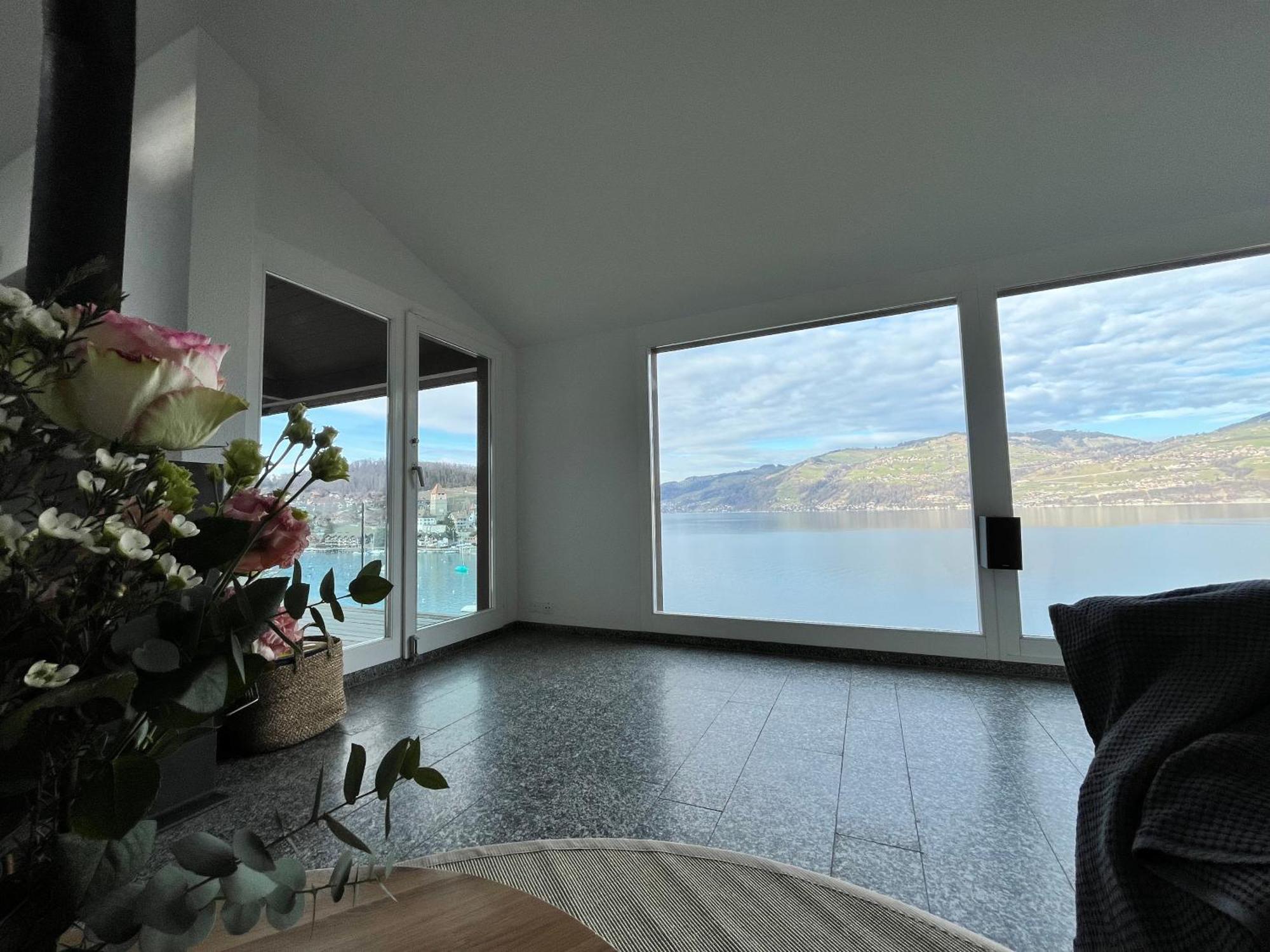 Apartment Mit Grossartiger Seesicht Und Balkon